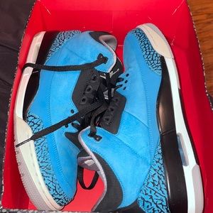 I’m selling a pair of Jordan”Powder Blue” 3s..